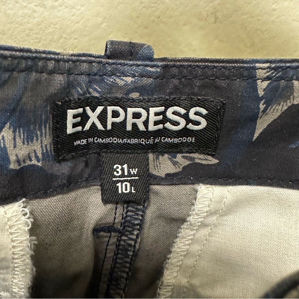 Express Shorts - Picture 2 of 3